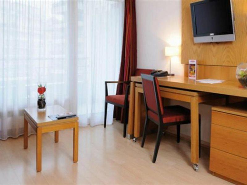 รีซิดโฮม ปาร์ค ดู มิลเลนแนร์ Aparthotel กูร์เบอวัวร์ ภายนอก รูปภาพ