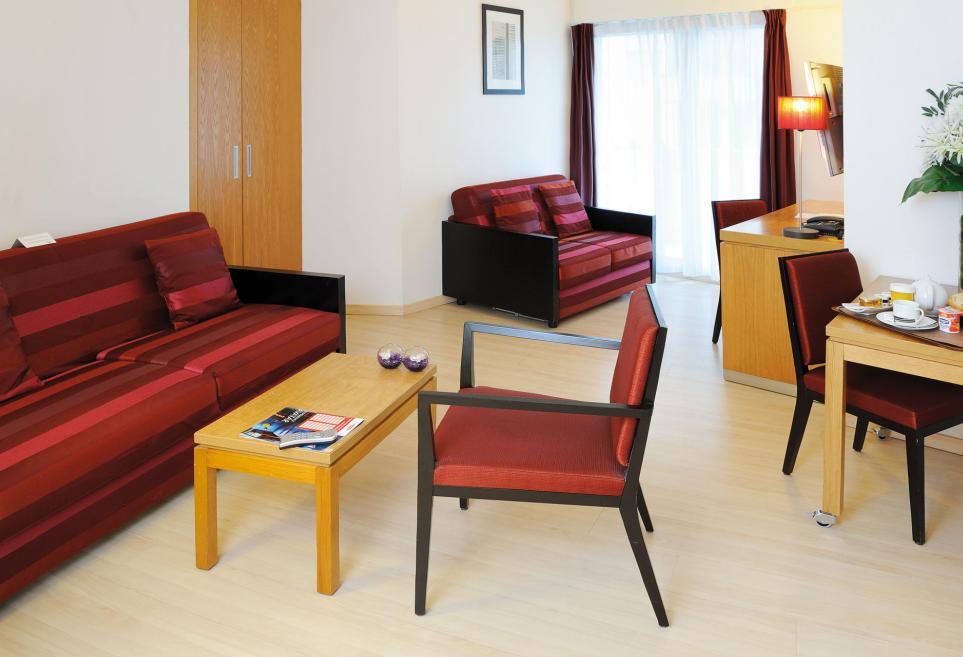รีซิดโฮม ปาร์ค ดู มิลเลนแนร์ Aparthotel กูร์เบอวัวร์ ภายนอก รูปภาพ